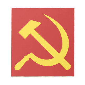 Russischer Hammer und schwarzer Notepad Notizblock