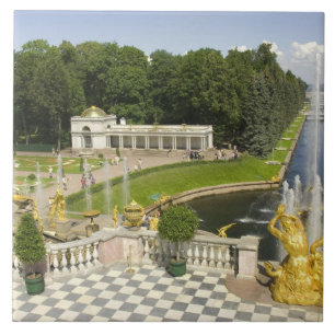 Russland. Petrodvorets. Peterhof-Palast. Peter der Fliese