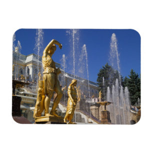 Russland, St. Petersburg, Goldene Statuen in der Magnet