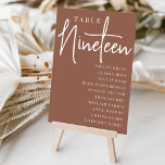 Rust Hand Scripted Table NINETEEN   Guest Names Tischnummer<br><div class="desc">Einfache und schicke Tischnummer-Karten im Erdton Rost braun und Weiß machen eine elegante Aussage bei Ihrer Hochzeit oder Veranstaltung. Das Design enthält "Table [number]" in einem spannenden Mix aus klassischer Serif und handgeschriebenem Skriptsatz, darunter einzelne Gastnamen. Design wiederholt sich auf beiden Seiten. Einzelne nummerierte Karten werden separat verkauft; bestellen Sie...</div>