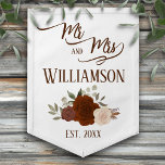 Rust Orange Rose Boho Chic & Mrs. Wedding Wimpel<br><div class="desc">Diese Hängeflagge ist schön, stilvoll und lustig. Das elegante, schicke Design mit handbemalten Aquarellfarben-Rose in Rost-, Rost- und Pfirsichtönen sowie einer gebrannten Zahl verleiht dem Hotel eine besondere Note. Der Text lautet: Mr. and Mrs. mit dem Nachnamen des Paares sowie einem niedlichen "etablierten" Ort für das Hochzeitsjahr. Wunderbar als Dekoration...</div>