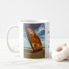 Rusted Shipwreck an einem Strand gelegen oder gest Kaffeetasse