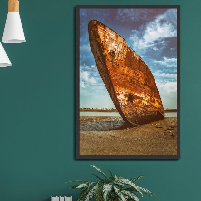 Rusted Shipwreck an einem Strand gelegen oder gest Poster (Von Creator hochgeladen)