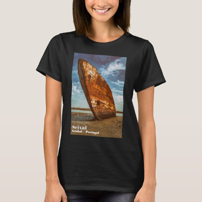 Rusted Shipwreck an einem Strand gelegen oder gest T-Shirt (Vorderseite)