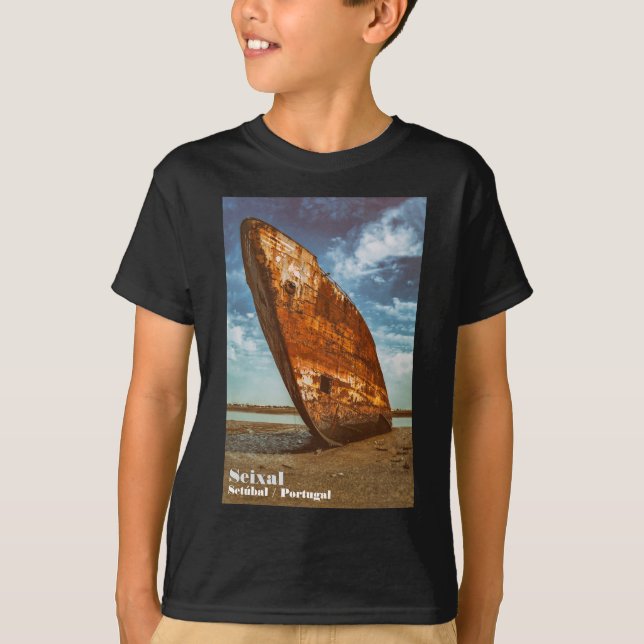 Rusted Shipwreck an einem Strand gelegen oder gest T-Shirt (Vorderseite)