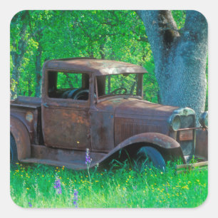 Rusted truck in a meadow quadratischer aufkleber