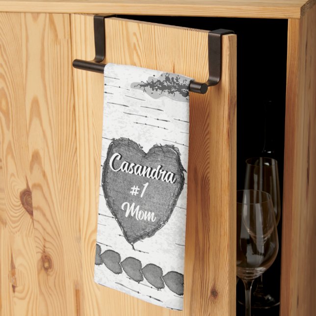 Rustic Aspen Bark Wood Carved Heart #1 Mama Name Geschirrtuch (Drittel gefaltet)