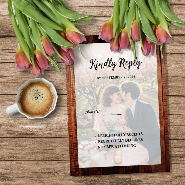 Rustic barn wood photo country RSVP Einladung (Rustic barn wood photo country RSVP Invitation. For your rustic country wedding.)
