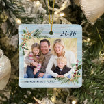 Rustic Beach Wood Starfish Familienjunges Foto Wei Keramikornament<br><div class="desc">Dieser Strand inspirierte Weihnachtsschmuck mit rustikalem Holzfußboden macht einen großartigen Jahresurlaub Sake, leicht für ein einzigartiges Geschenk mit den Foto und Text-Vorlagen angepasst. Die Fotos werden von den Aquarellbändern aus Stein, Kiefer und Seestern in zwei Ecken eingerahmt. Bitte kontaktieren Sie mich über den Zazzle Chat, wenn Sie passende Produkte, Designschwächen...</div>