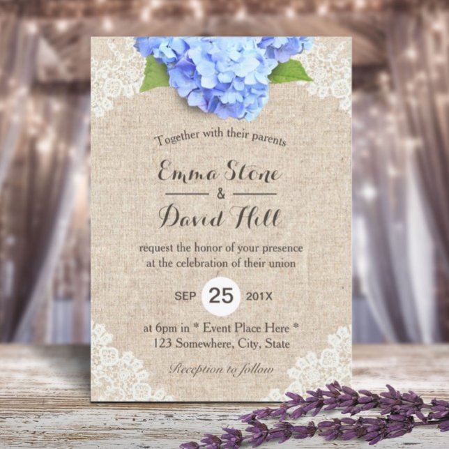 Rustic Blue Hydrangea Floral Lace & Burlap Wedding Einladung (Von Creator hochgeladen)
