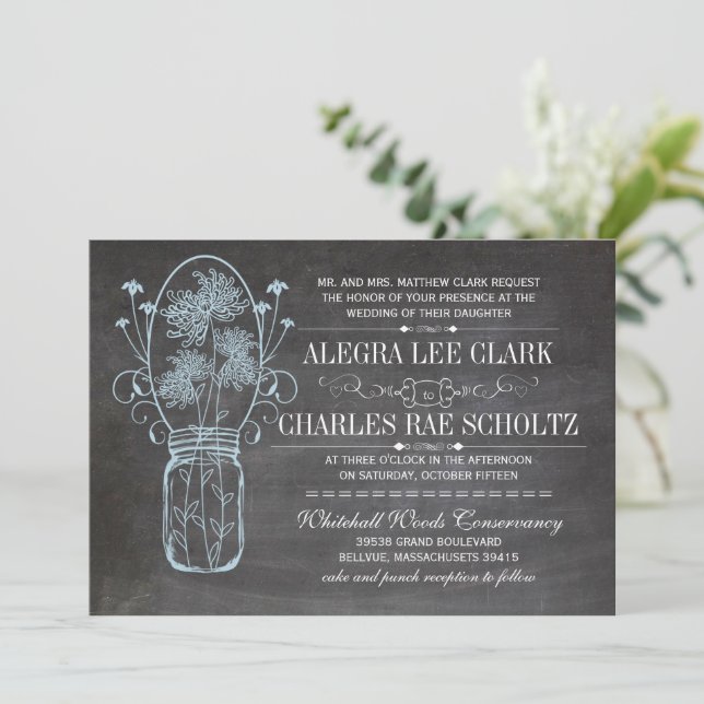 Rustic Blue Mason Jar Chalkboard Wedding Einladung (Stehend Vorderseite)