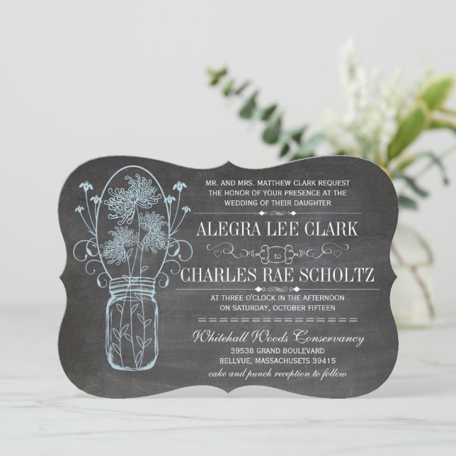 Rustic Blue Mason Jar Chalkboard Wedding Einladung (Stehend Vorderseite)