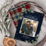 Rustic Blue Tartan Wood Frohe Weihnachts-Foto Feiertagskarte<br><div class="desc">Teilen Sie Ihre Weihnachtswünsche und Ihr Lieblingshotel in diesem Jahr mit dieser rustikalen Weihnachtskarte,  mit handgeschriebenen Schriftzeichen,  Ihrem Lieblings-Foto,  dem hinten karierten roten und grünen Tartan,  Feenlampen und Pinienbällchen mit Schneeflocken aus SilberGlitzer. Kontaktieren Sie Designer für passende Produkte. Copyright Elegant Invites,  alle Rechte vorbehalten.</div>
