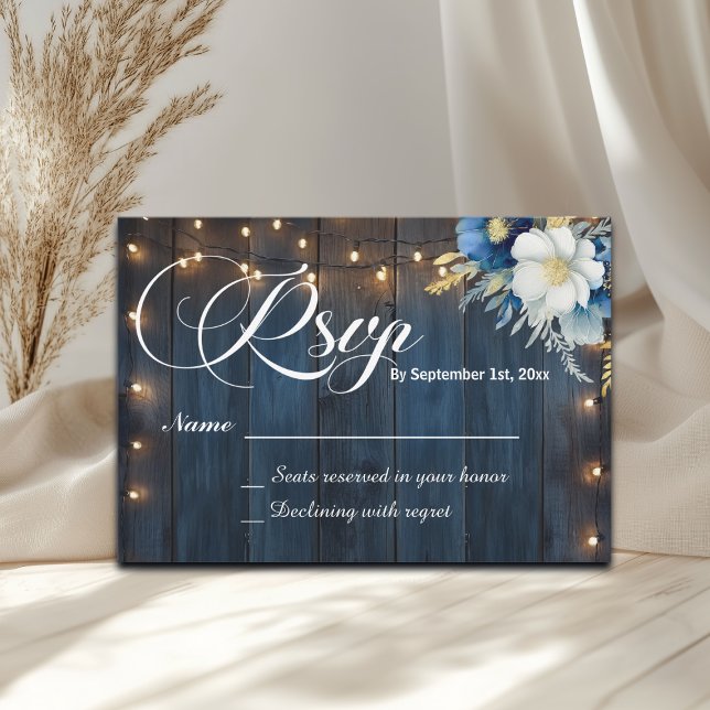 Rustic Blue Wood String Lights Floral Wedding RSVP Karte (Von Creator hochgeladen)