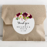 Rustic Blush Burgundy Danke Gastgeschenk Hochzeit Runder Aufkleber<br><div class="desc">Dieses rustikale rot bordeauxrot dank Gastgeschenk Hochzeit klassischen Rundaufkleber ist perfekt für eine einfache Hochzeit. Die Einrichtung besteht aus rosa, rot, bordeauxrot und bordfarbenen Blume mit grünem Blattwerk. Machen Sie den Aufkleber mit Ihren eigenen Namen, der Veranstaltung (falls zutreffend) und dem Datum versehen. Diese Aufkleber können einen Hochzeitsempfang, Brautparty oder...</div>