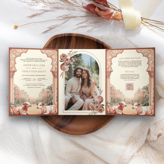 Rustic Boho Earthy Floral Indian Cow Wedding Dreifach Gefaltete Einladung (Von Creator hochgeladen)