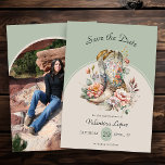 Rustic Boho Western Boots Floral Foto Save The Date<br><div class="desc">Foto Save the Date mit böhmischen Cowgirl Stiefeln, Rose und Blume auf dem Land. Das Design hat eine Vintage und klassische Schrift, Set in einem eleganten, modernen Bogen, auf einer Grundfarbe von Salbei grün und neutral beige. Ideal für boho floral, Western, Reiter, Rodeo und rustikale Landthemen zu jeder Jahreszeit. Um...</div>