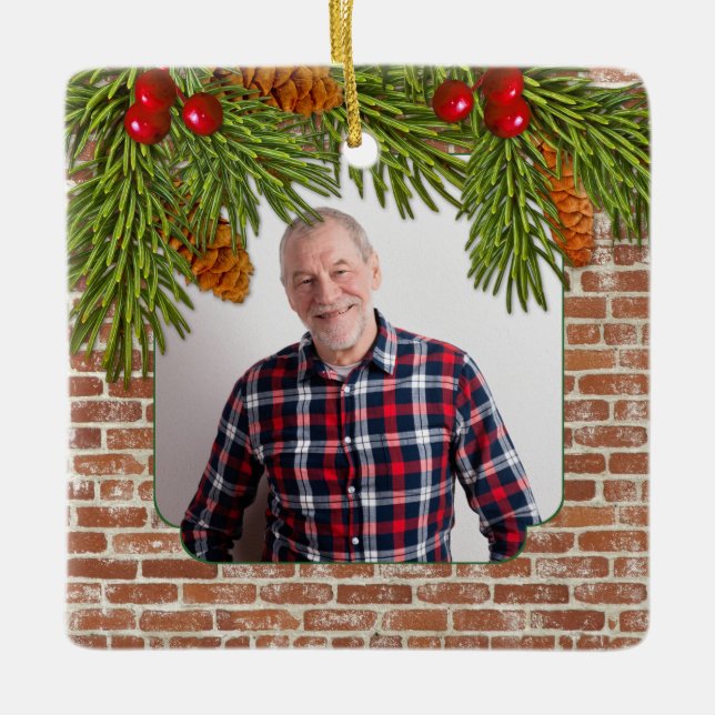 Rustic Brick Pine Boughs Memorial Foto Christmas Keramikornament (Vorderseite)