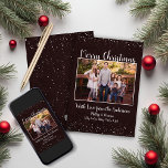 Rustic Brown Snowy Christmas Card Feiertagskarte<br><div class="desc">Rustic Brown Snowy Christmas Card Eine warme,  barnbraune Karte mit einem Sprinkle aus weichem fallendem Schnee. Diese Karte ist komplett anpassbar! Wenn Sie den Schnee nicht im Hintergrund gewollt haben,  löschen Sie ihn einfach und Sie haben einen schönen,  warmen braunen Hintergrund.</div>