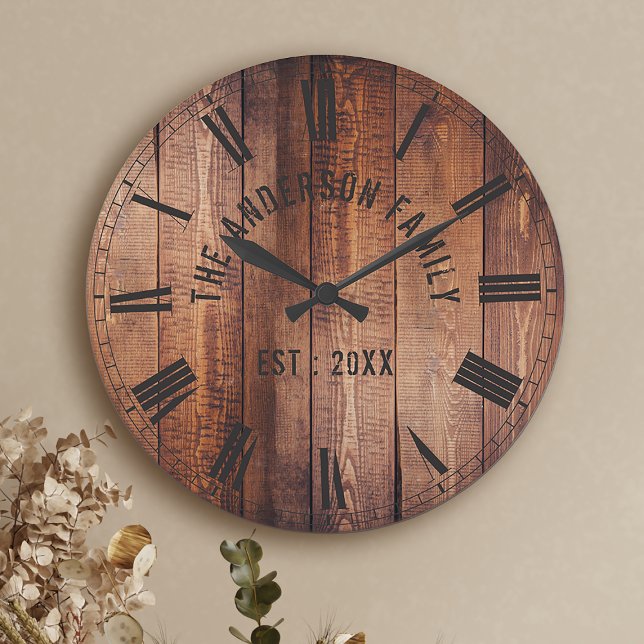 Rustic Brown Wood Custom Familienname Bauernhof Runde Wanduhr (Von Creator hochgeladen)