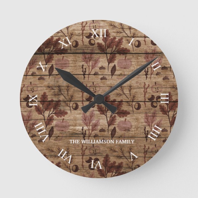 Rustic Brown Wooden Fall Pattern Family Name Runde Wanduhr (Vorderseite)