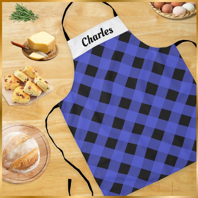 Rustic Buffalo Karo Blue Christmas Kitchen Schürze (A modern and stylish apron with blue buffalo plaid design. Personalize with a name at the top.)