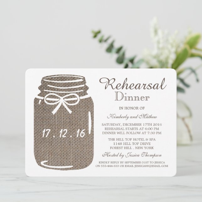 Rustic Burlap Mason Jar Wedding Probe Dinner Einladung (Stehend Vorderseite)