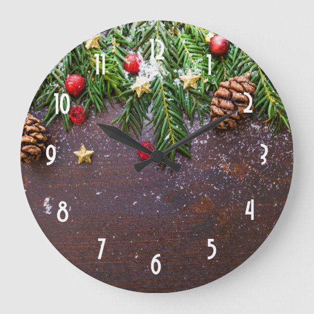 Rustic Christmas Table with Pine & Snow Große Wanduhr (Vorderseite)