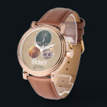 Rustic Daddy wir Liebe Sie 3 Foto Vatertag Armbanduhr<br><div class="desc">Rustikaler Papa wir Liebe Sie 3 Round Fotos Vatertag Uhr. Rustikal-beige Hintergrund. 3 Fotos sind in ovalen Rahmen - fügen Sie 3 Fotos. Sie können jeden Text ändern. Diese personalisierte Uhr ist ein perfektes Geschenk für einen Vater zum Geburtstag,  Geburtstag oder Weihnachten.</div>