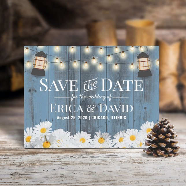 Rustic Daises & Lantern Dusty Blue Save the Date Ankündigungspostkarte (Von Creator hochgeladen)