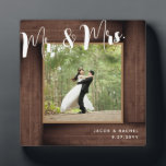 Rustic Dark Wood Mr. & Mrs. Wedding Foto Frame Fotoplatte<br><div class="desc">Dieses Design zeichnet sich durch einen rustikalen Holzrahmen aus Imitat aus. Klicken Sie auf die Schaltfläche Anpassen, um den Text flexibler zu gestalten. Variationen dieses Designs, verschiedene Papiertypen sowie koordinierende Produkte sind in unserem Shop unter zazzle.com/store/doodlelulu erhältlich. Kontaktieren Sie uns, wenn Sie dieses Design für ein bestimmtes Produkt verwenden möchten,...</div>