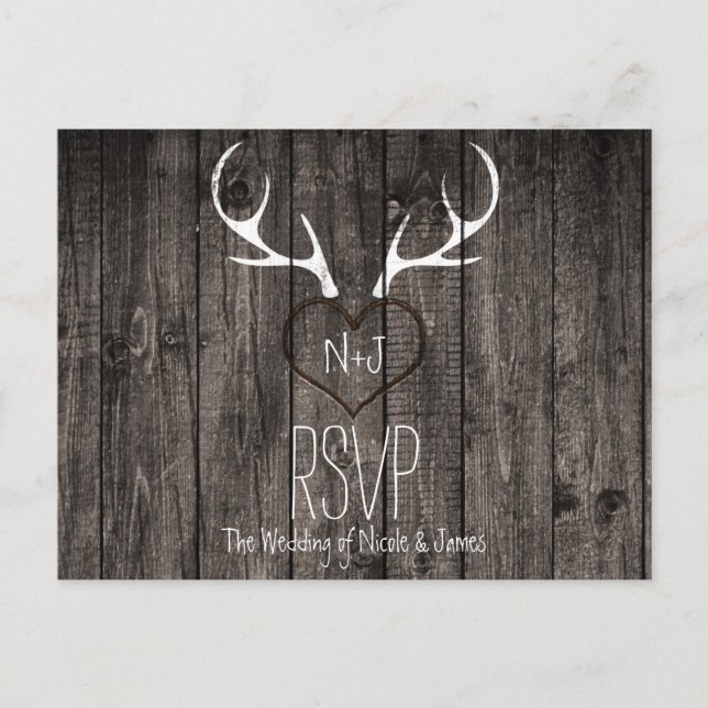 Rustic Deer Antlers & Carved Heart Wedding RSVP Einladungspostkarte (Vorderseite)