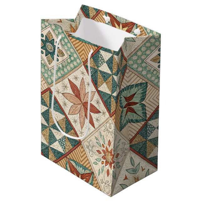 Rustic Diamond Patchwork Pattern - Geometric Mittlere Geschenktüte (Vorderseite Schrägansicht)
