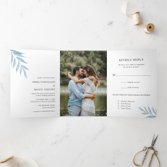 Rustic Dusty Blue Botanical Foto Elegante Hochzeit Dreifach Gefaltete Einladung (Innenseite)