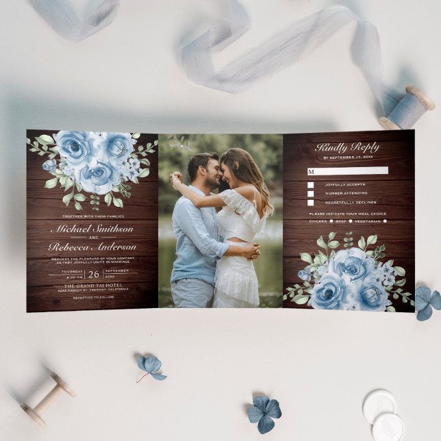Rustic Dusty Blue Rose Foto Barn Wood Wedding Dreifach Gefaltete Einladung (Von Creator hochgeladen)