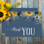 Rustic Dusty Blue Sonnenblumen Hochzeit Dankeskarte<br><div class="desc">Feiern Sie mit dieser atemberaubenden Sonnenblumenhochzeit die Wärme und Lebensfreude Ihrer Liebe. Die lebhaften Gelb- und Brauntöne der Sonnenblumen, ergänzt durch die staubigen blauen Mohnblumen und das üppige grüne Blattwerk, schaffen eine bezaubernde und fröhliche Atmosphäre. Der dunkelblaue Hintergrund verleiht dem Ganzen eine Touch Raffinesse, während der schlichte weiße Schriftart ein...</div>