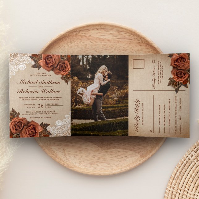 Rustic Earthy Burlap Dusty Terracotta Rose Wedding Dreifach Gefaltete Einladung (Von Creator hochgeladen)