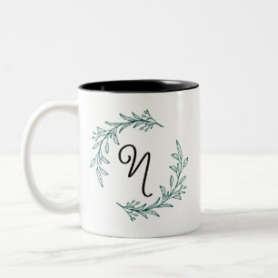 Rustic Evergreen Personalisiert Name Initial Wreat Zweifarbige Tasse