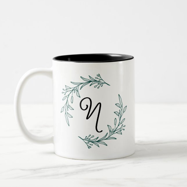 Rustic Evergreen Personalized Name Initial Wreath Zweifarbige Tasse (Links)
