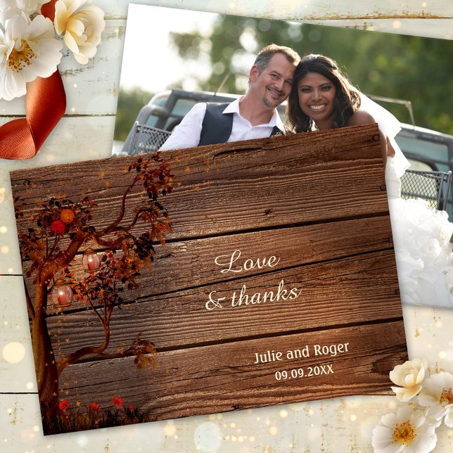 Rustic Fall Foto Hochzeit Danke Karte (Wedding Thank You card featuring an autumn tree with festive lanterns and roses on rustic wood)