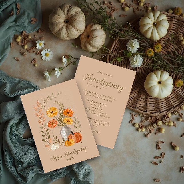 Rustic Folk Art Vase Flowers Pumpkin Friendsgiving Einladung (Rustic Folk Art Vase of Flowers and Pumpkins Friendsgiving Party Invitation Cards. )