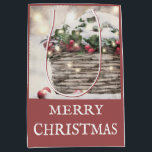 Rustic Frohe Christmas Holly Berry Basket Mittlere Geschenktüte<br><div class="desc">Rustikale Weihnachts Weihnachts Weihnachtsbeere Korb Urlaub Geschenk Tasche mit einer schönen rustikalen Typografie aus dem 17. Jahrhundert. Rustikale,  ruhige und gemütliche Urlaubsszene.</div>