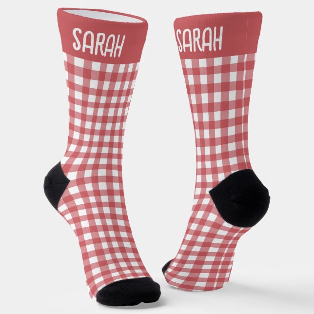 Rustic Gingham Custom Name on Red and White Plaid Socken (Gewinkelt)