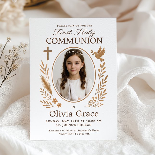Rustic Girl First Communite Einladung (first-communion-invite-girl-boho-neutral-flatlay.png)