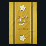 Rustic Gold Floral MoJo Wedding Kitchen Handtuch<br><div class="desc">Rustikale goldene Blüte © Sunny Mars Designs. Vintages, rostiges, goldfarbenes Küchenhandtuch mit gelben Bandbreiten, modernen hübschen Blume und alten Pergamentpapierhintergrund. Sie machen auch einen tollen Sake und die perfekten Geschenke für die Begleiter der Hochzeitsfeier, wie die Brautmädchen, Trauzeugen, Trauzeuge, Matrone oder Trauzeugin, die Blume, die Ringträger und die Eltern der...</div>