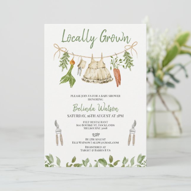 Rustic Green Girls lokal gewachsene Babyparty  Einladung (Stehend Vorderseite)