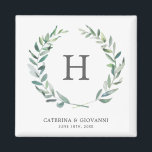 Rustic Greenery Monogram Wreath Wedding Magnet<br><div class="desc">Rustikal und elegant Hochzeitsfavoriten Magnet mit Ihrem Monogramm in einem grünen,  grün gestrichenen grünen Kranz über einem weißen Hintergrund. Ein modernes botanisches Design,  das sich perfekt für eine Hochzeit im Sommer eignet. Diese speziell auf Ihre Bedürfnisse zugeschnittenen Monogramm Magnete machen große Gastgeschenke Hochzeiten,  die Ihre Gäste gewollt haben,  behalten.</div>