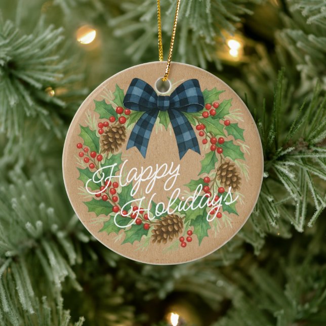Rustic Holly Wreath Blue Checkered Bow Keramik Ornament (Baum)