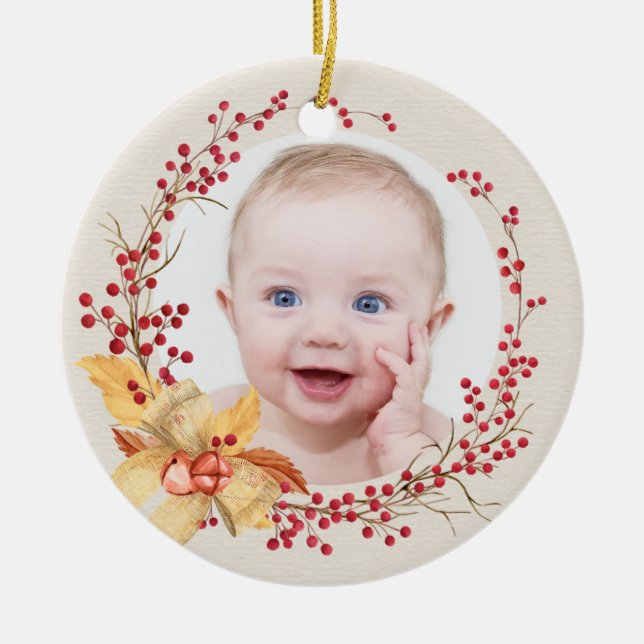 Rustic Holly Wreath Foto Baby's First Christmas Keramik Ornament (Vorne)