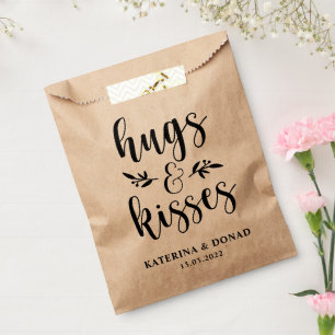 Rustic Hugs & Kisses Wedding   BRAUTPARTY Geschenktütchen